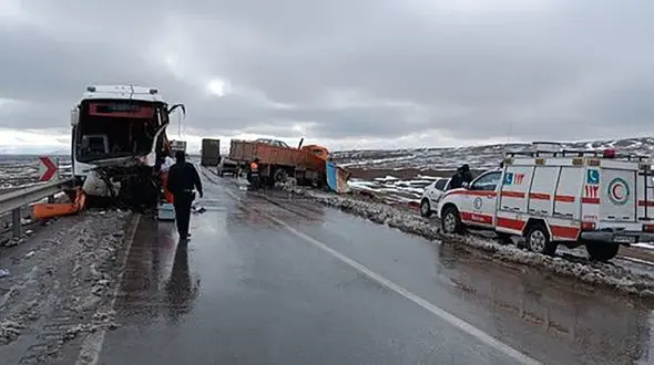 تصادف مرگبار اتوبوس مسافربری با کامیون در یزد + جزییات