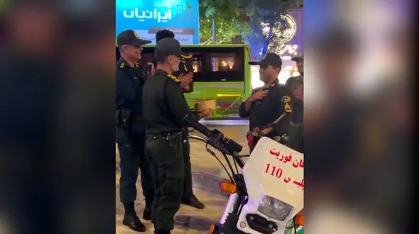 فیلم جشن تولد باشکوه یک پلیس وسط شهر توسط فرمانده اش / مگه پلیس ها هم ....