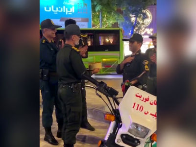 فیلم جشن تولد باشکوه یک پلیس وسط شهر توسط فرمانده اش / مگه پلیس ها هم ....