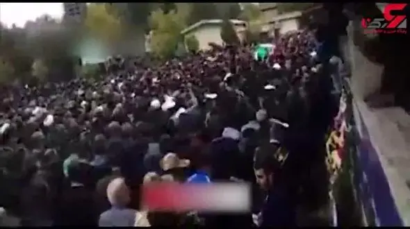 تشییع باشکوه پیکر شهید "سید نور خدا" بر روی دستان مردم خرم آباد + فیلم 