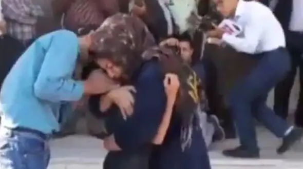 فیلم لحظه تحویل کودک ربوده شده سیرجانی به مادرش/این کودک 14 روز اسیر بود + فیلم