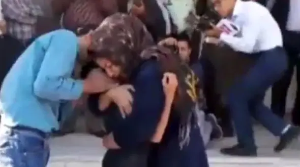 فیلم لحظه تحویل کودک ربوده شده سیرجانی به مادرش/این کودک 14 روز اسیر بود + فیلم