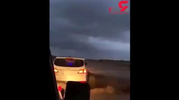 سیل ماشین های فوق لاکچری را با خود برد + فیلم عجیب