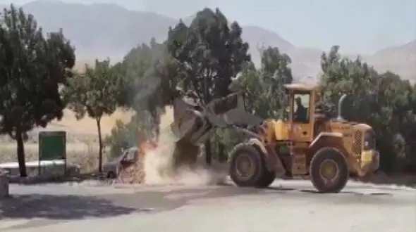 خاموش کردن خودروی آتش گرفته با لودر در اردل 