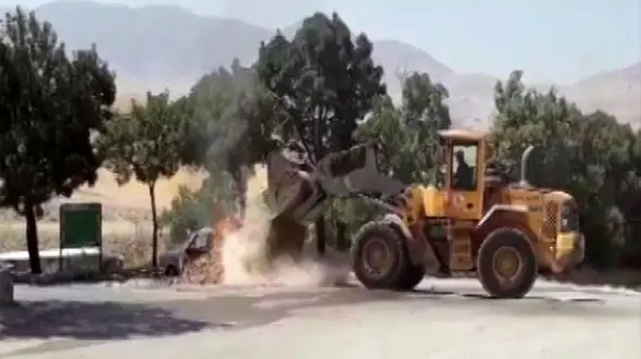 خاموش کردن خودروی آتش گرفته با لودر در اردل 