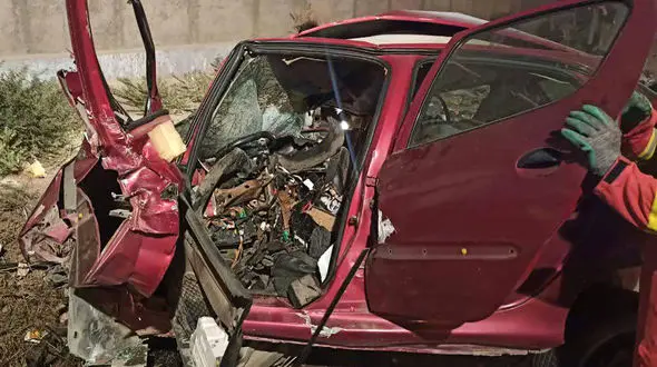 مرگ هولناک زن و مرد جوان در تصادف با تیرچراغ برق / پژو 206 مچاله شد + عکس