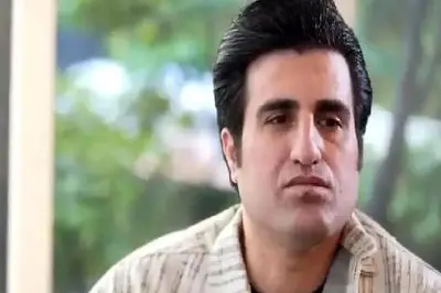 دانلود آهنگ باشکوه محسن لرستانی/ چرا به هرکی می رسم خنجر میزنه به این قلب بی دفاع؟