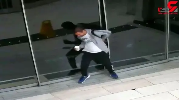 دزد احمق هنگام فرار لای در گیر کرد و سوژه خنده شد! + فیلم