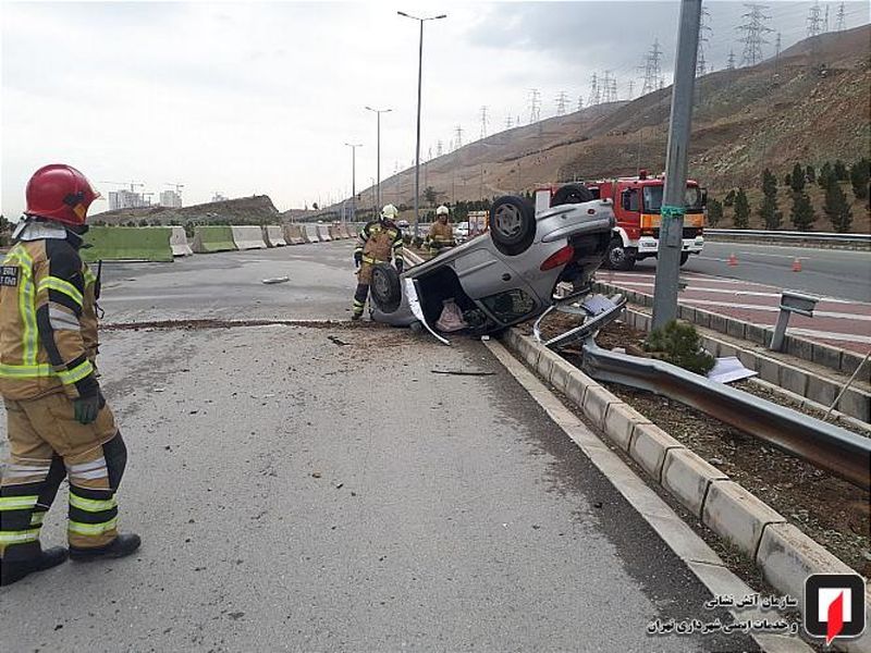 واژگونی خودرو سواری دو مصدوم بر جای گذاشت