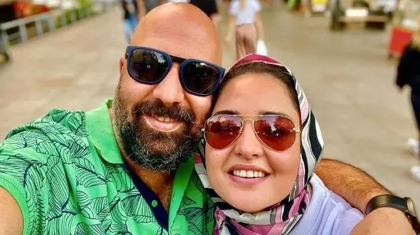 فیلم/ علی اوجی: سر فیلم برداری با نرگش خندیدیم و من گفتم با من ازدواج می کنی...  بعد به مامانش گفتم و تو مشهد ازش بله گرفتم و شب یلدا رفتیمم خواستگاری...!