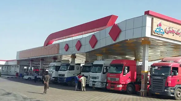 مواد غذایی کامیون ها در حال فاسد شدن است / 100 لیتر گازوئیل کافی نیست ! / تکلیف کامیون داران را روشن کنید