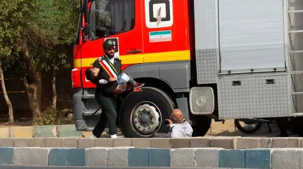 عکسی که امروز اشک همه ایرانی ها را در آورد /  پسر چهار ساله ای که مقابل چشمان پدرش شهید شد 