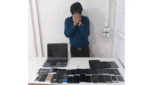این مرد گوشی های سرقتی را صادر می کرد 