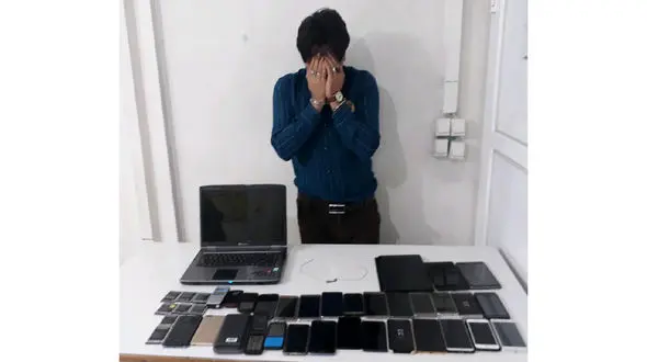 این مرد گوشی های سرقتی را صادر می کرد 