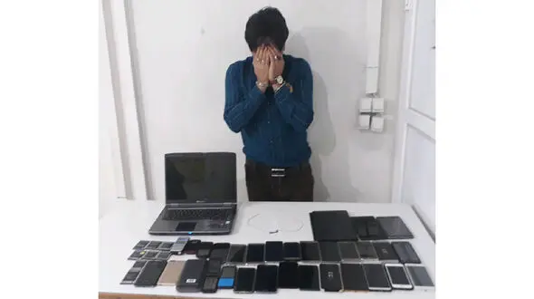 این مرد گوشی های سرقتی را صادر می کرد 