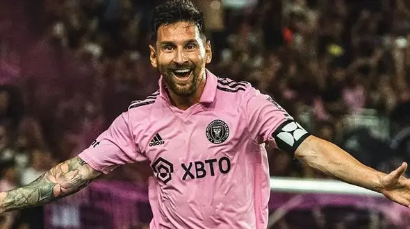 ورود لیونل مسی به زمین همراه با دختر دیوید بکام + فیلم