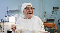 این زن 89 ساله پیرترین جراح جهان با بیش از 10 هزار عمل جراحی است + تصاویر 