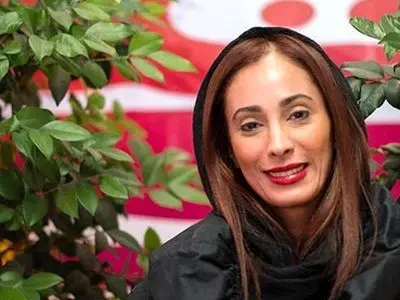 فیلم/ نگاهی به مراسم ختم لاکچری پدر سحر زکریا و میز عزای او با تزئین حلوا و میوه آرایی و چیدمان شمع و عکس دو عزیز از دست رفته اش مزین به صدای علیضا قربانی