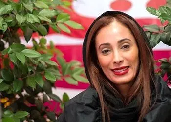 فیلم/ نگاهی به مراسم ختم لاکچری پدر سحر زکریا و میز عزای او با تزئین حلوا و میوه آرایی و چیدمان شمع و عکس دو عزیز از دست رفته اش مزین به صدای علیضا قربانی