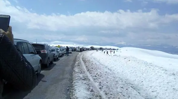 واژگونی تانکر سوخت گردنه زالیان را مسدود کرد + تصاویر