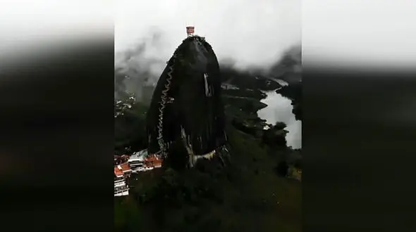 غول پیکرترین صخره دنیا کجاست ؟ + فیلم