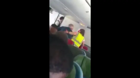 برخورد وحشیانه پلیس انگلیس با پناهجوی افغان در هواپیما + فیلم
