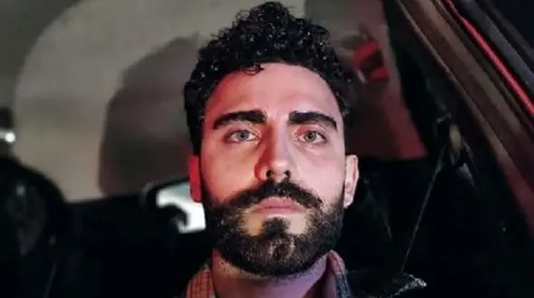 عکس لباس زنانه محمد صادقی با دامن و کفش پاشنه بلند ! / چرا این شکلی و نیمه برهنه؟!