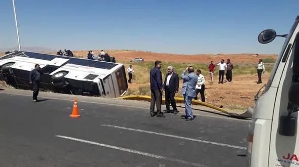  17 زخمی در واژگونی اتوبوس در گلوگاه شهید میرزایی بندرعباس + عکس