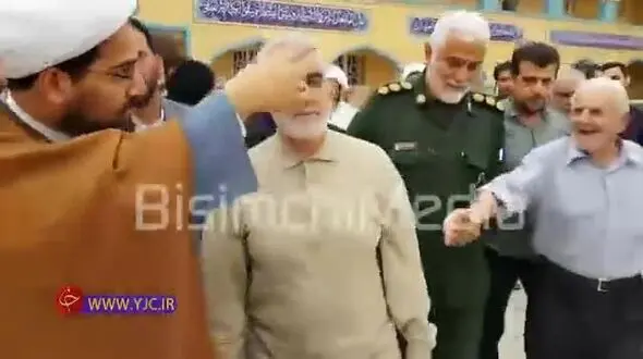در آغوش گرفتن یک پیرمرد سیل زده توسط سردار سلیمانی +فیلم
