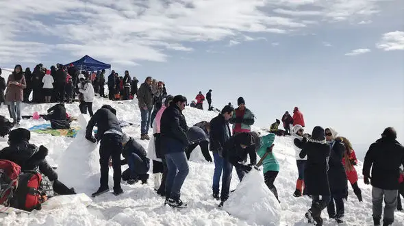 آدم برفی ها ارتفاعات امام زاده هاشم را تسخیر کردند+عکس های زیبای زمستانی