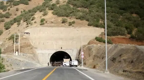 تردد خودروهای سنگین از جاده سنندج ـ مریوان در ساعات ممنوعه