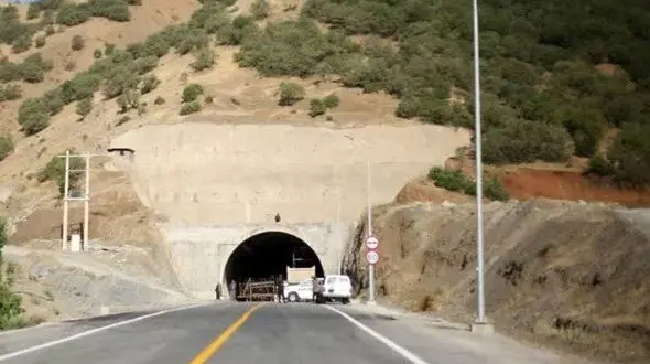 تردد خودروهای سنگین از جاده سنندج ـ مریوان در ساعات ممنوعه