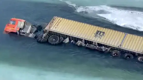 ببینید / فاجعه سقوط کامیون در یخ در خاور دور روسیه + فیلم