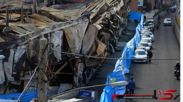 فیلم اعتراض کسبه بازارچه جنت ۲۰ روز پس از آتش سوزی؛ نه خسارت پرداخت شد نه وام تعیین تکلیف / شرط شهرداری برای کسبه؛ امضا کنید که خسارت نمی خواهید