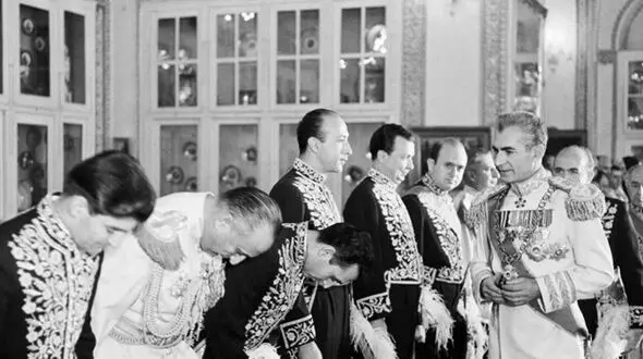ماجرای جماعتی که برای درمان خارش شاه به صف شدند!
