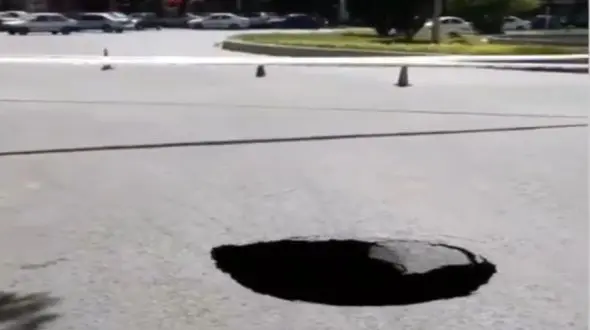 فرونشست 4 متری زمین در میدان فیض اصفهان + فیلم 