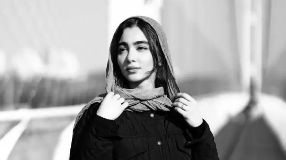 سنا حسینی بازیگر پایتخت در یک کافه عکسش لو رفت