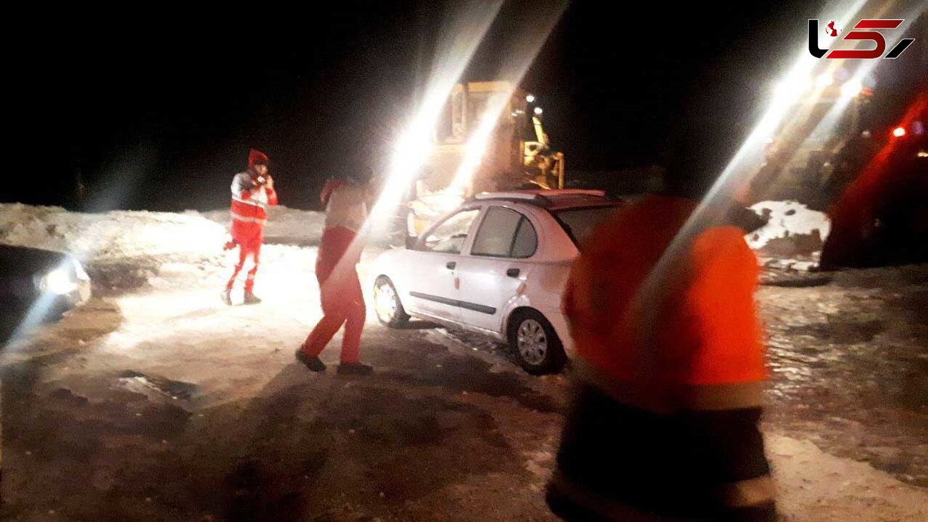 نجات جان 10 مسافر گرفتار در برف از مرگ در جاده کوهستانی کرج