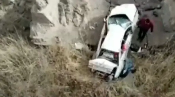 48 ساعت زندگی دلهره آور در کنار جسد پدر ته دره / گرگ ها و لاشخورها در کمین + فیلم لحظه نجات