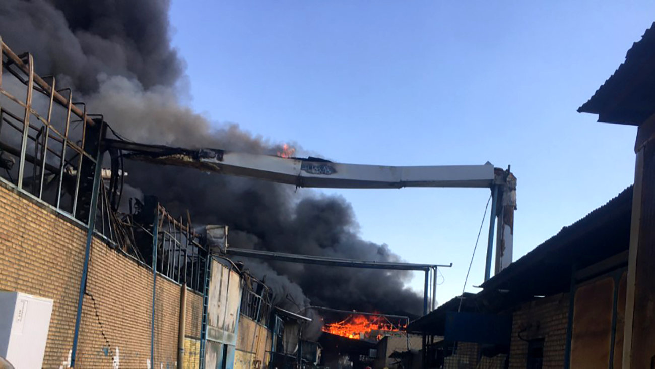 آتش‌سوزی مهیب در انبار یک کارخانه تولید لوازم فلزی در جاده قدیم قوچان + فیلم و عکس