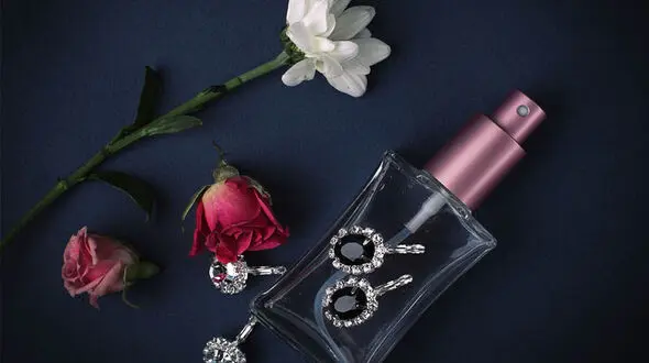 خرید عطر تازه برای بهار تازه +عکس 