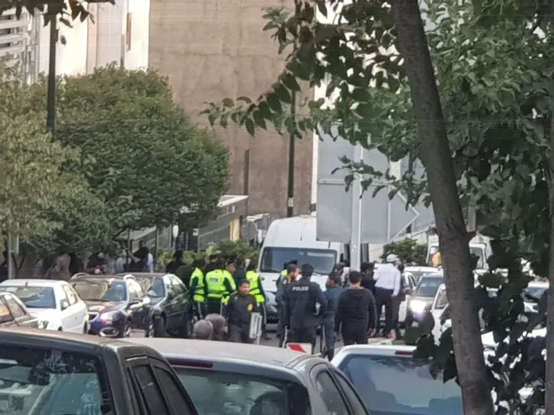 حضور پلیس مقابل بیمارستان کسری بعد از فوت مهسا امینی 