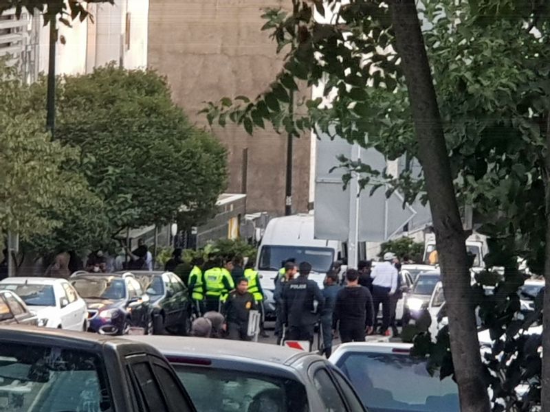 حضور پلیس مقابل بیمارستان کسری بعد از فوت مهسا امینی 
