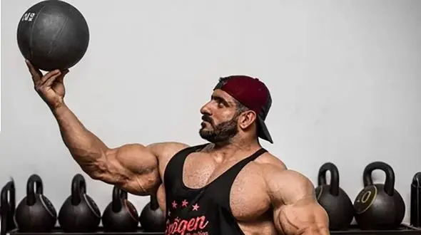 هادی چوپان به شکلی باورنکردنی برای خودش نوشابه بازی کرد! + عکس