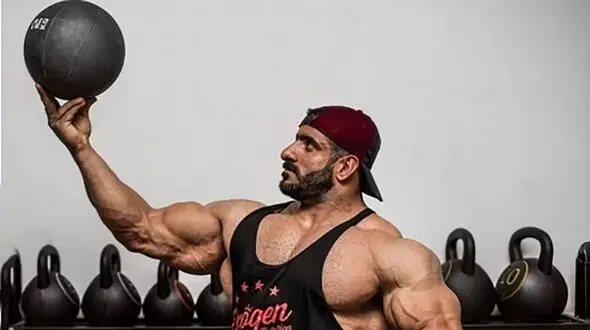 هادی چوپان به شکلی باورنکردنی برای خودش نوشابه بازی کرد! + عکس