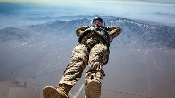 فیلم تحسین برانگیز /رخ نمایی آمادگی و توانایی استثنایی به دشمن به سبک کماندوهای سپاه در یک عملیات بی‌نظیر /  لحظاتی غرورآفرین و لذت‌بخش