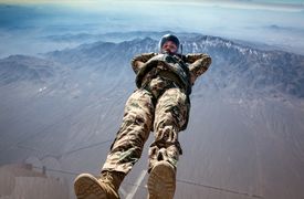 فیلم تحسین برانگیز /رخ نمایی آمادگی و توانایی استثنایی به دشمن به سبک کماندوهای سپاه در یک عملیات بی‌نظیر /  لحظاتی غرورآفرین و لذت‌بخش