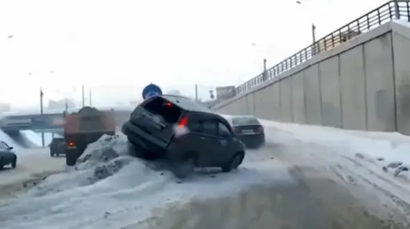 ببینید | تغییر مسیر ناگهانی راننده خودروی سواری در جلوی کامیونِ در حال حرکت!