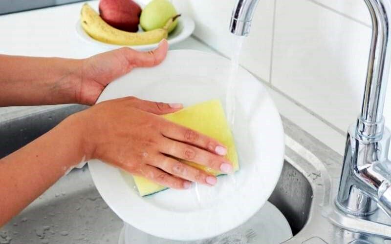 خطرات باقی ماندن مایع ظرفشویی روی ظرف و روش شست‌وشوی صحیح