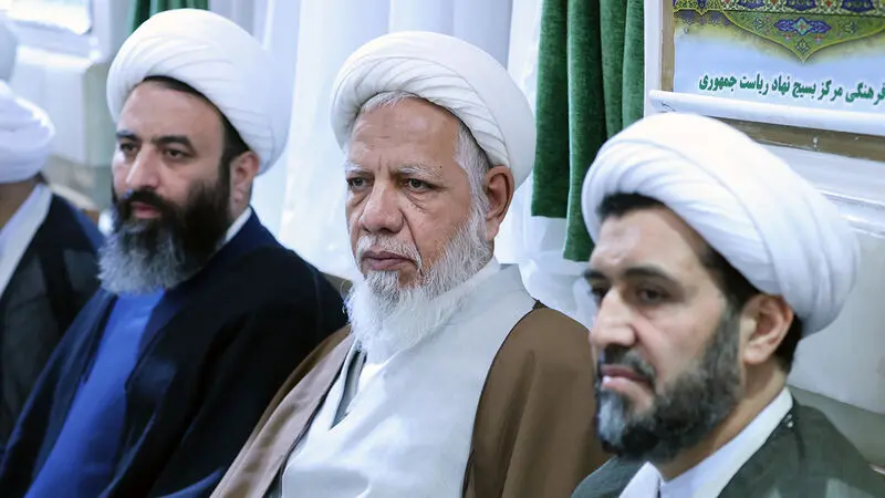  آیت‌الله سید ابراهیم رئیسی در پنجمین نشست رمضانی خود بعد از ظهر یکشنبه با جمعی از «علما و روحانیون حوزه‌های علمیه ، ائمه جماعات و نخبگان جامعه روحانیت» به گفتگو نشست.